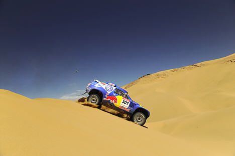 Carlos Sainz og Michel Perin er efterhånden temmelig skrappe til at køre i sand. Torsdag får Volkswagen holdet deres sag for, da en stor del af hastighedsetapen finder sted i sand.
